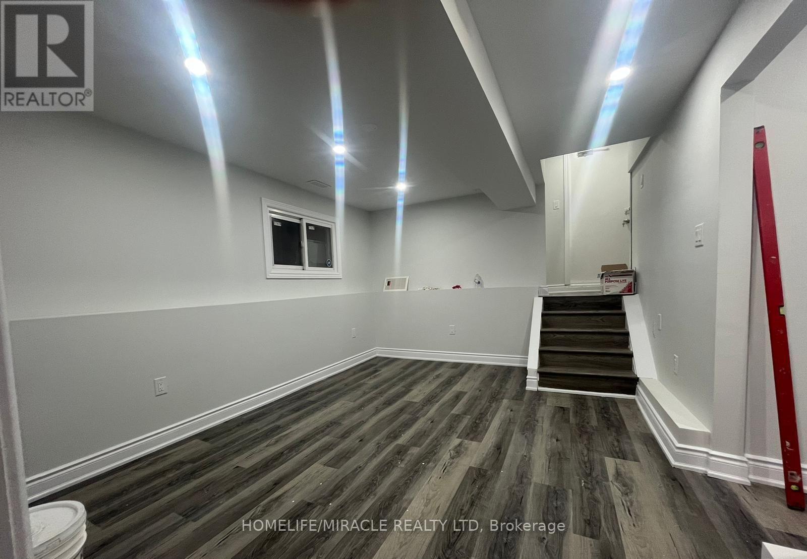 8 Rotherglen Court, Brampton, Ontario  L6X 2S1 - Photo 4 - W12981752