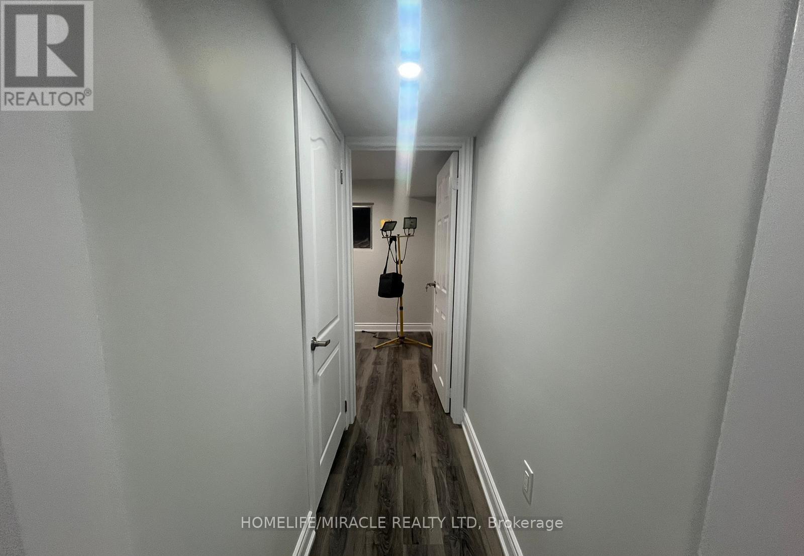 8 Rotherglen Court, Brampton, Ontario  L6X 2S1 - Photo 5 - W12981752