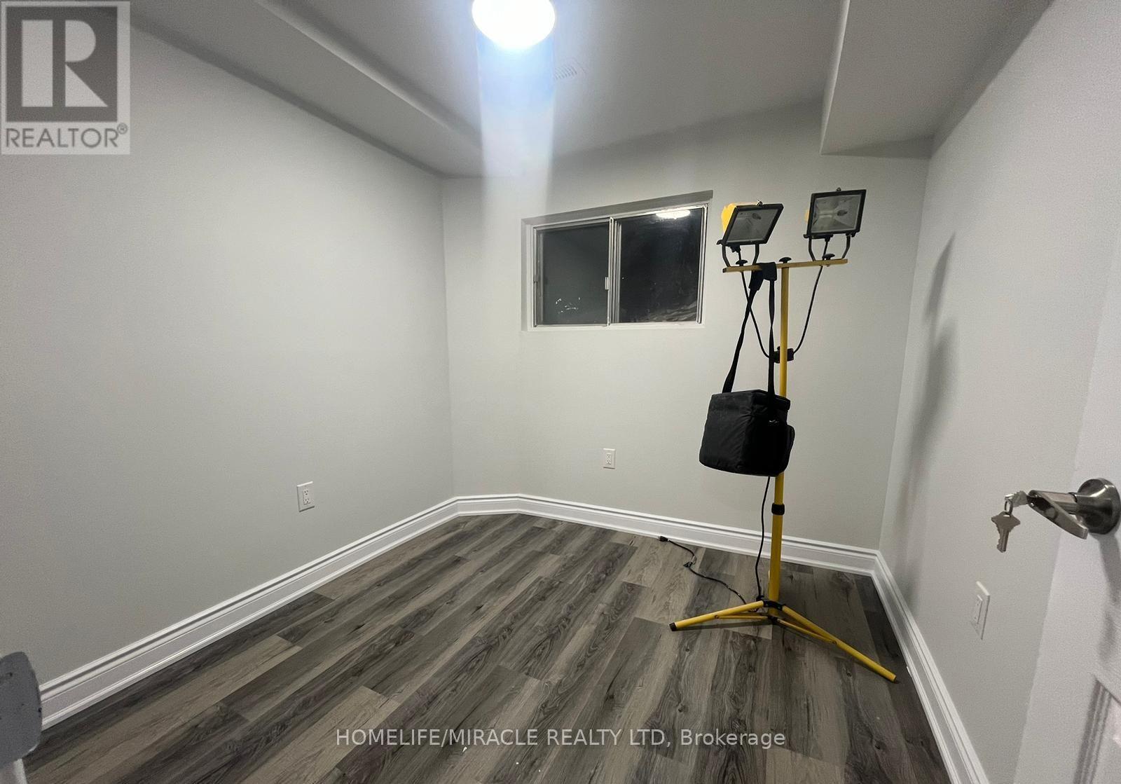 8 Rotherglen Court, Brampton, Ontario  L6X 2S1 - Photo 7 - W12981752