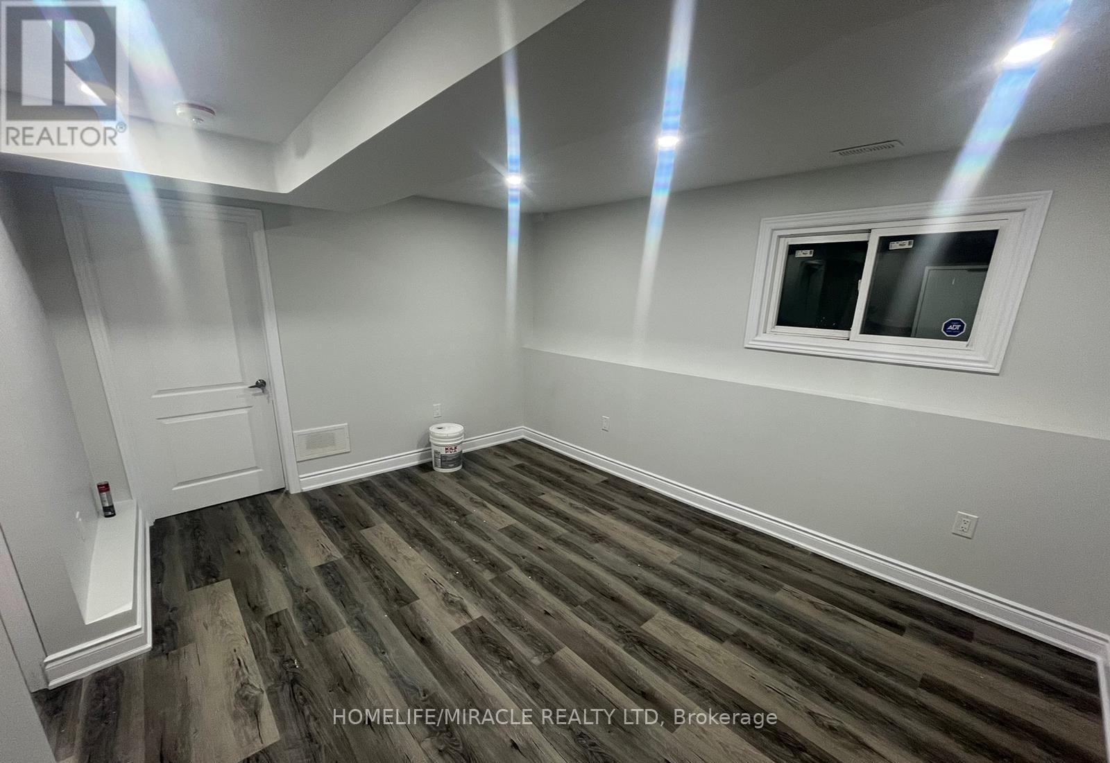 8 Rotherglen Court, Brampton, Ontario  L6X 2S1 - Photo 9 - W12981752