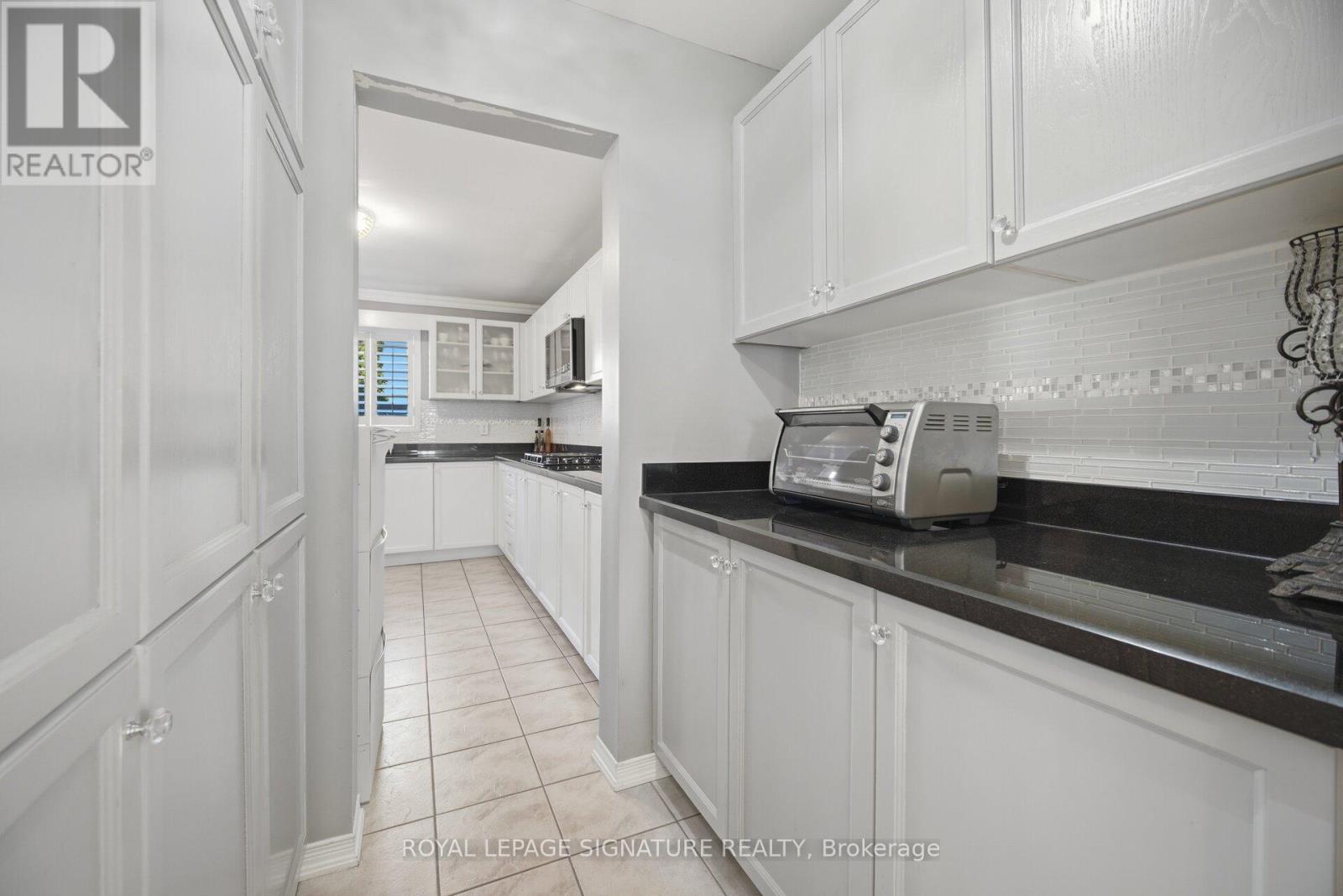 25 Madronna Gardens, Brampton, Ontario  L7A 2V9 - Photo 6 - W12981760