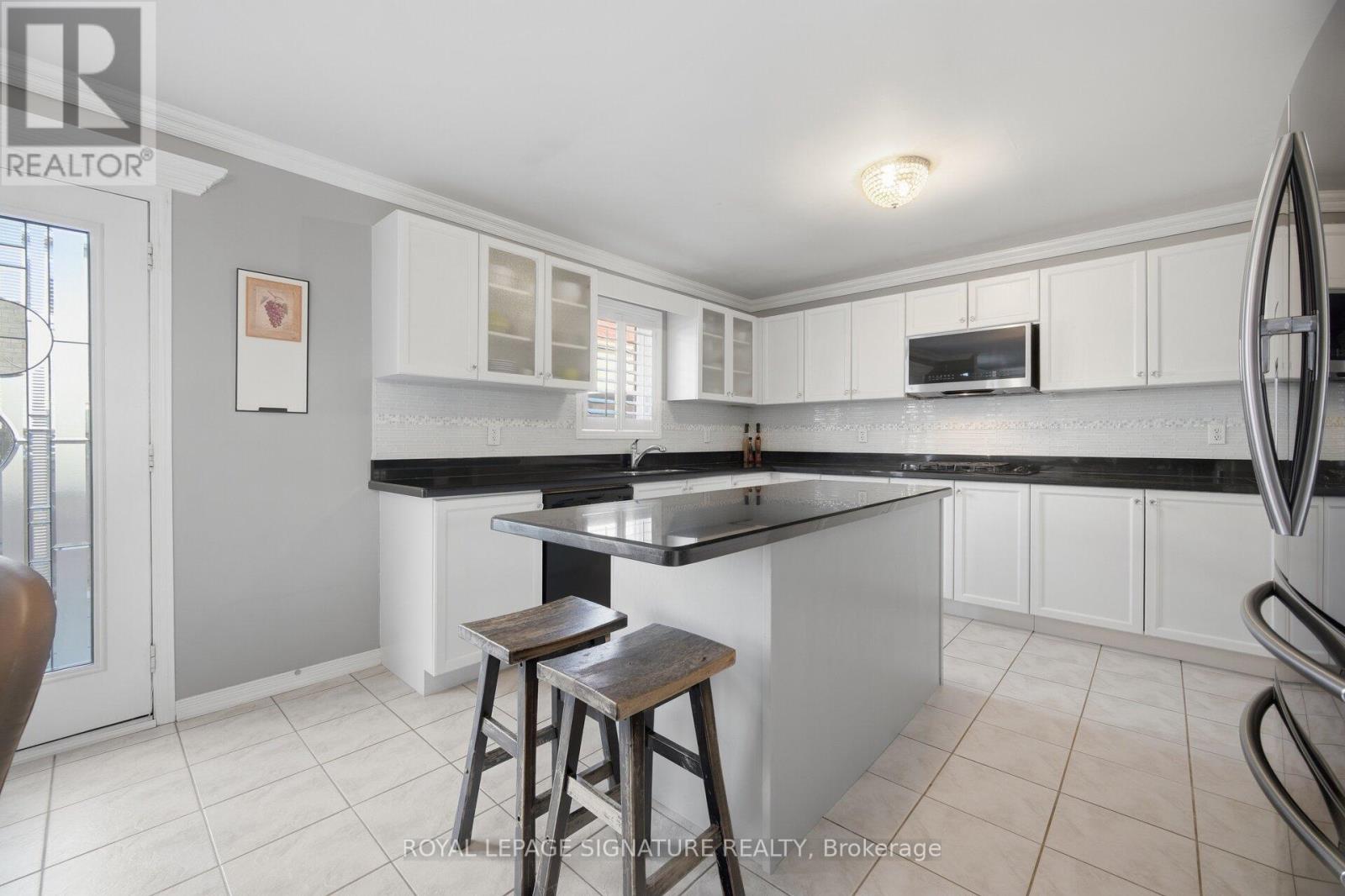 25 Madronna Gardens, Brampton, Ontario  L7A 2V9 - Photo 8 - W12981760