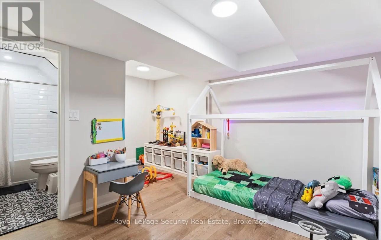 Lower - 219 Glendonwynne Road, Toronto, Ontario  M6P 3G4 - Photo 7 - W12981764