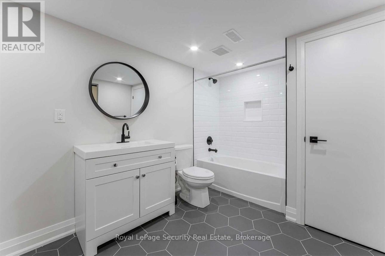 Lower - 219 Glendonwynne Road, Toronto, Ontario  M6P 3G4 - Photo 8 - W12981764