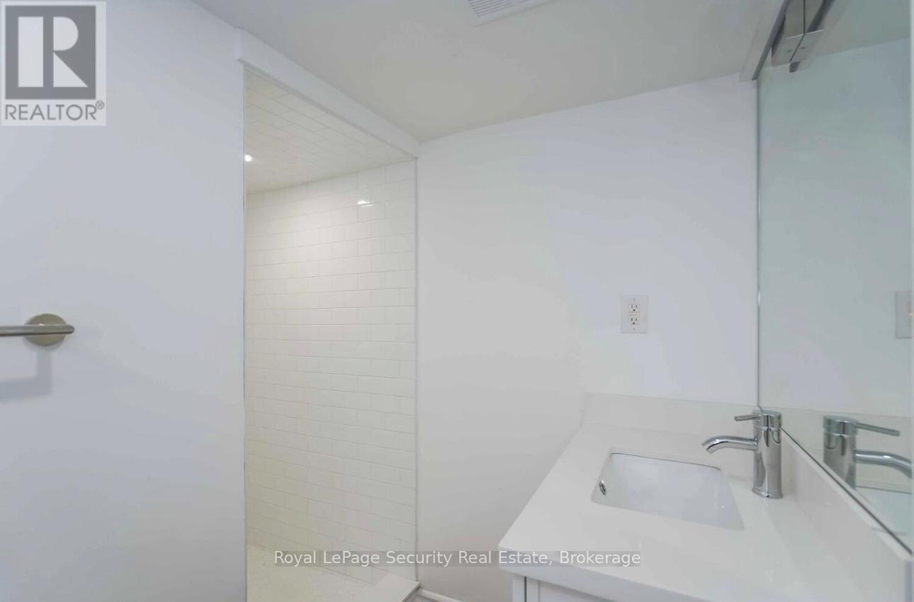 5 - 92 Twelfth Street, Toronto, Ontario  M8V 3H1 - Photo 9 - W12981848