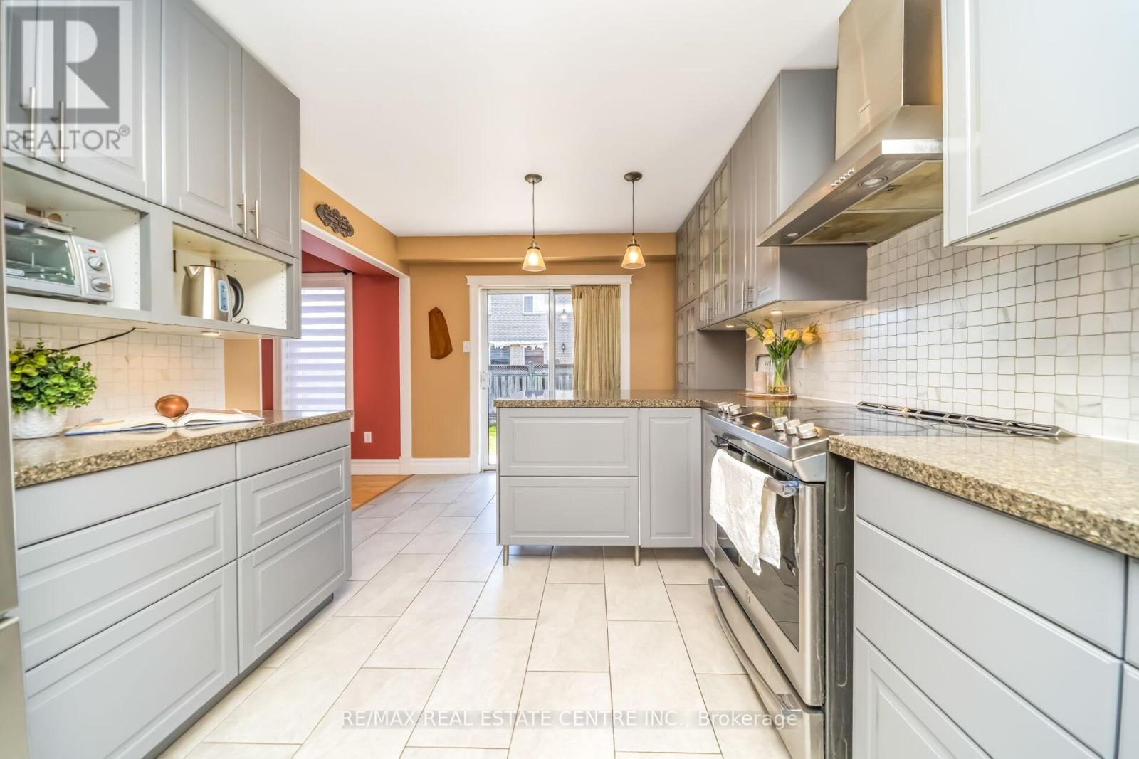 51 Pebblestone Circle, Brampton, Ontario  L6X 4N2 - Photo 22 - W12981898