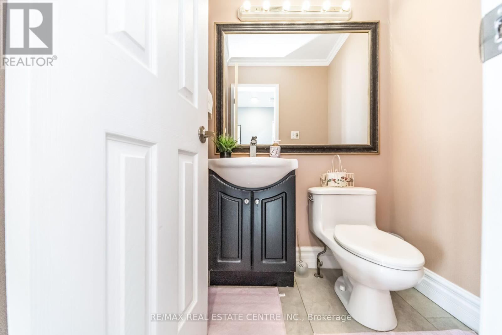 51 Pebblestone Circle, Brampton, Ontario  L6X 4N2 - Photo 25 - W12981898