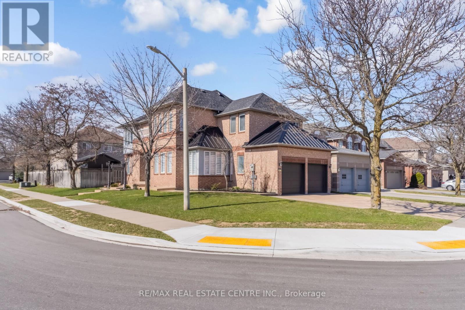 51 Pebblestone Circle, Brampton, Ontario  L6X 4N2 - Photo 3 - W12981898
