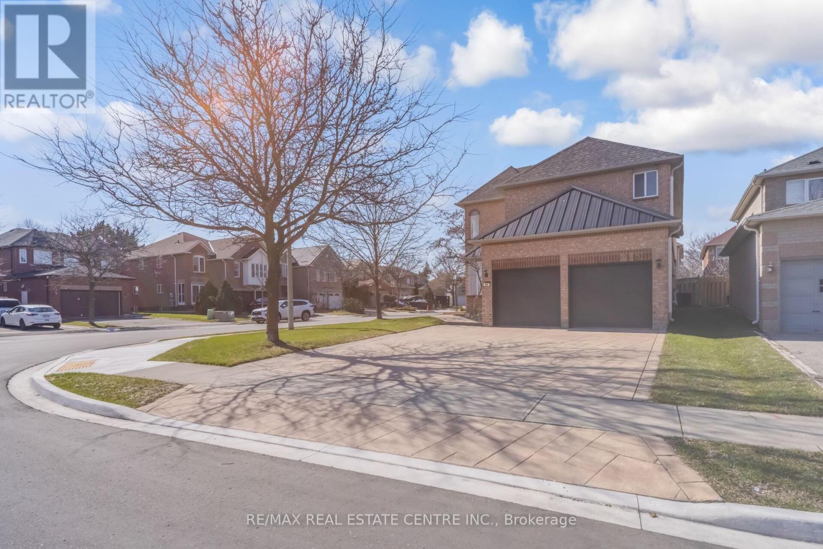 51 Pebblestone Circle, Brampton, Ontario  L6X 4N2 - Photo 4 - W12981898