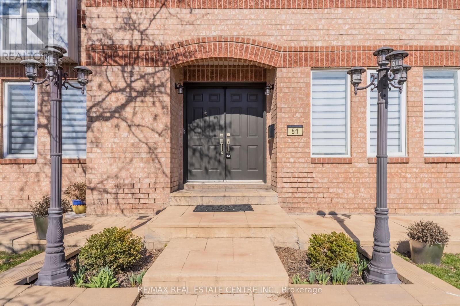 51 Pebblestone Circle, Brampton, Ontario  L6X 4N2 - Photo 5 - W12981898