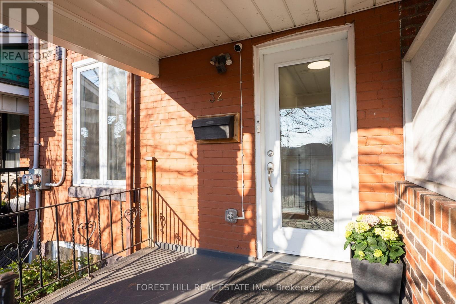 32 Castleton Avenue, Toronto, Ontario  M6N 3Z5 - Photo 3 - W12979668