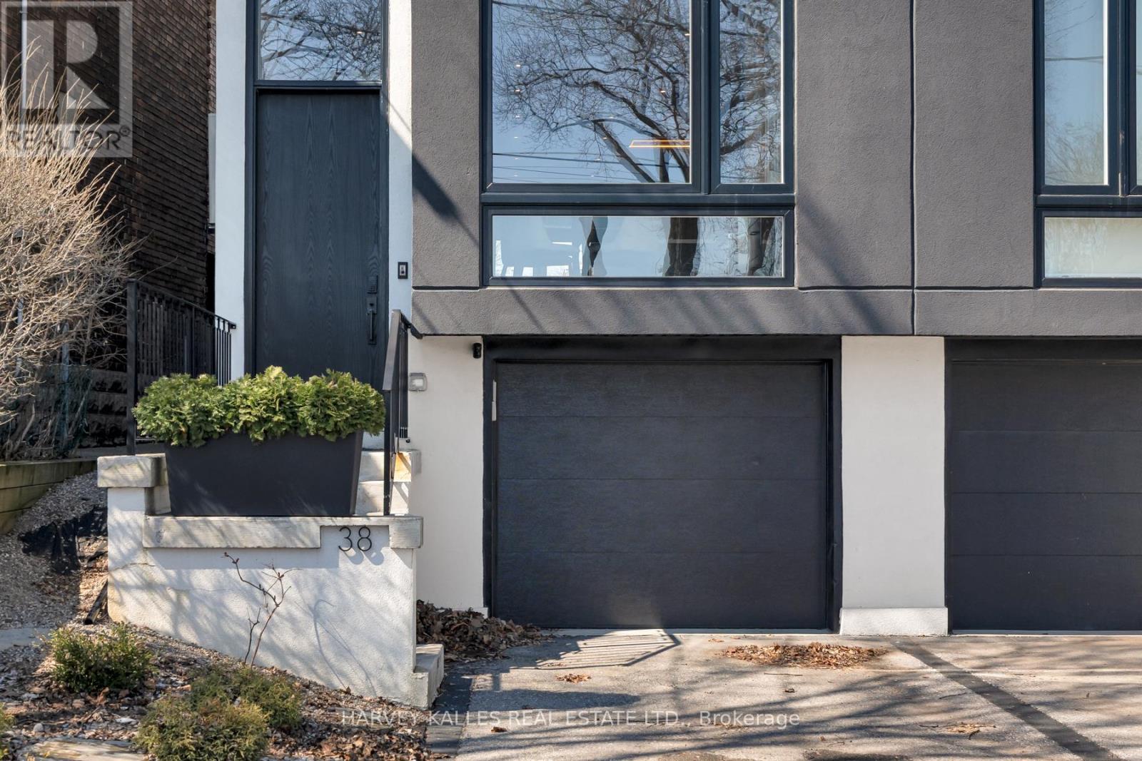 38 Alameda Avenue, Toronto, Ontario  M6C 3W2 - Photo 2 - C12981416