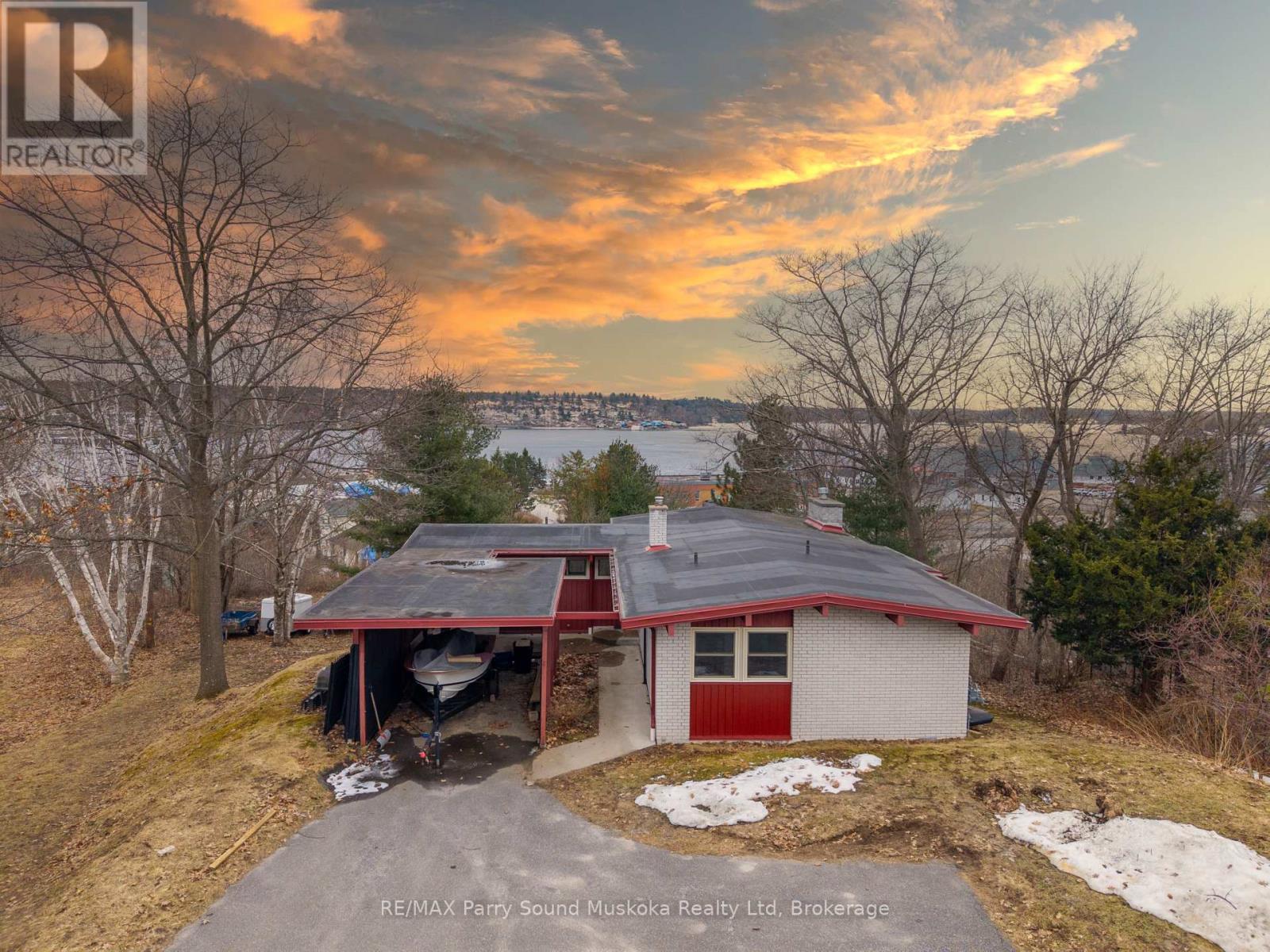 8 Sunset Avenue, Parry Sound, Ontario  P2A 1A5 - Photo 1 - X12982176