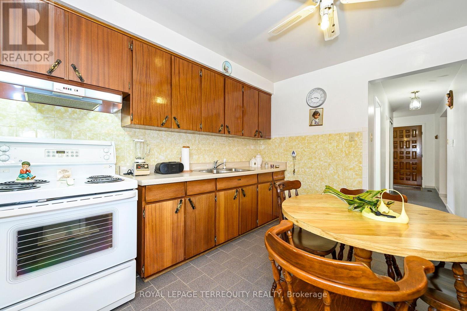 8 Sonnet Court, Toronto, Ontario M6L 1J7 - Photo 11 - W12900578