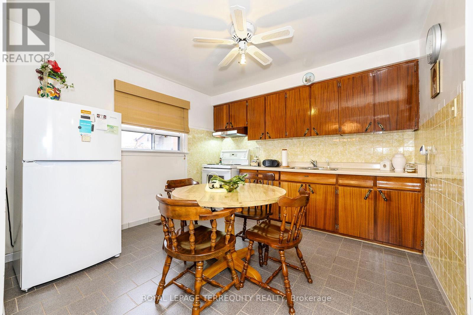 8 Sonnet Court, Toronto, Ontario M6L 1J7 - Photo 9 - W12900578