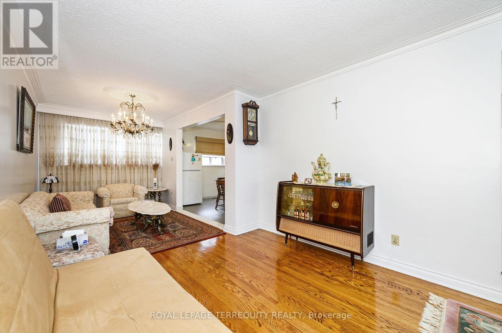 8 Sonnet Court, Toronto, Ontario M6L 1J7 - Photo 6 - W12900578