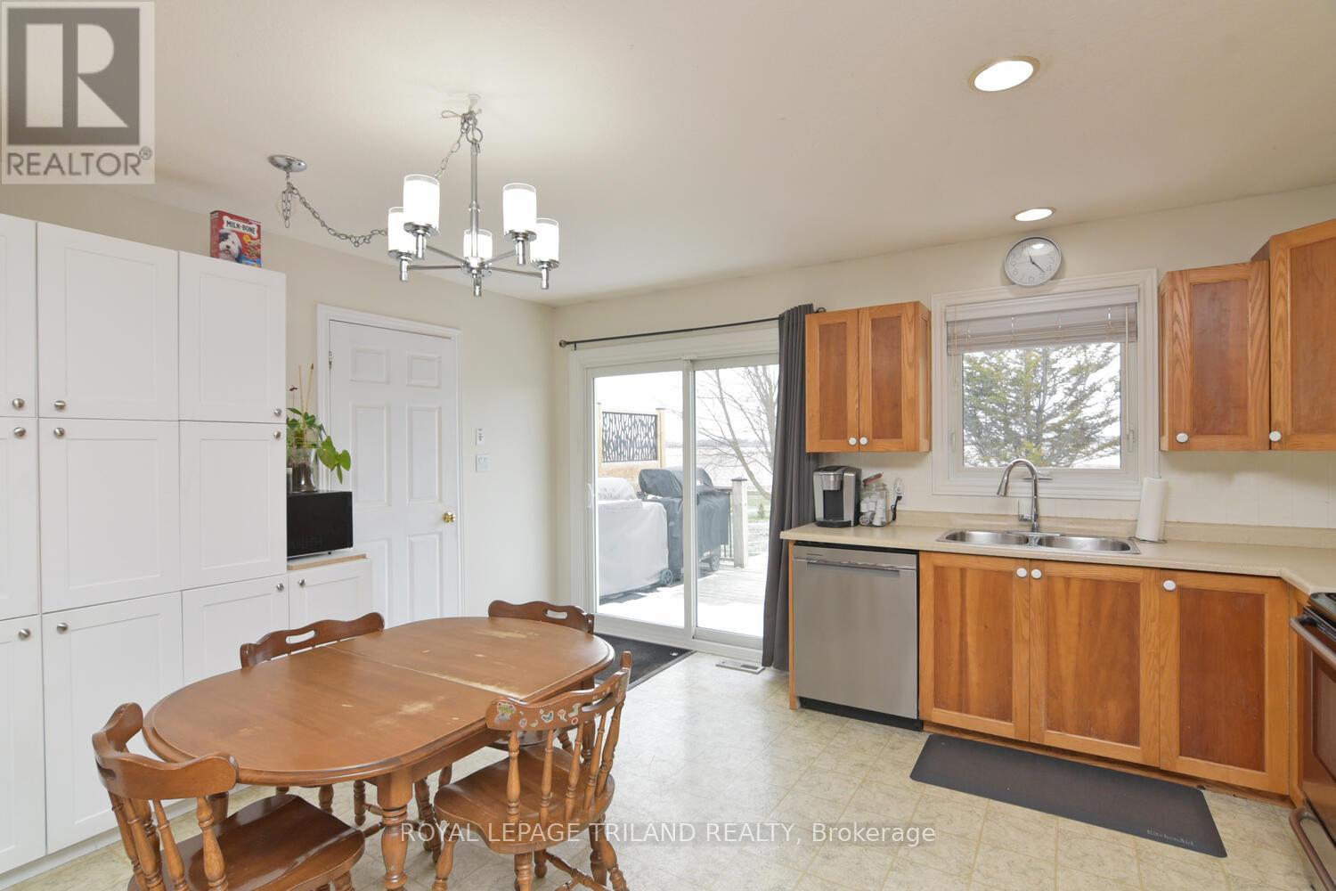 9907 Eric Street, Lambton Shores, Ontario  N0M 2N0 - Photo 11 - X12981916