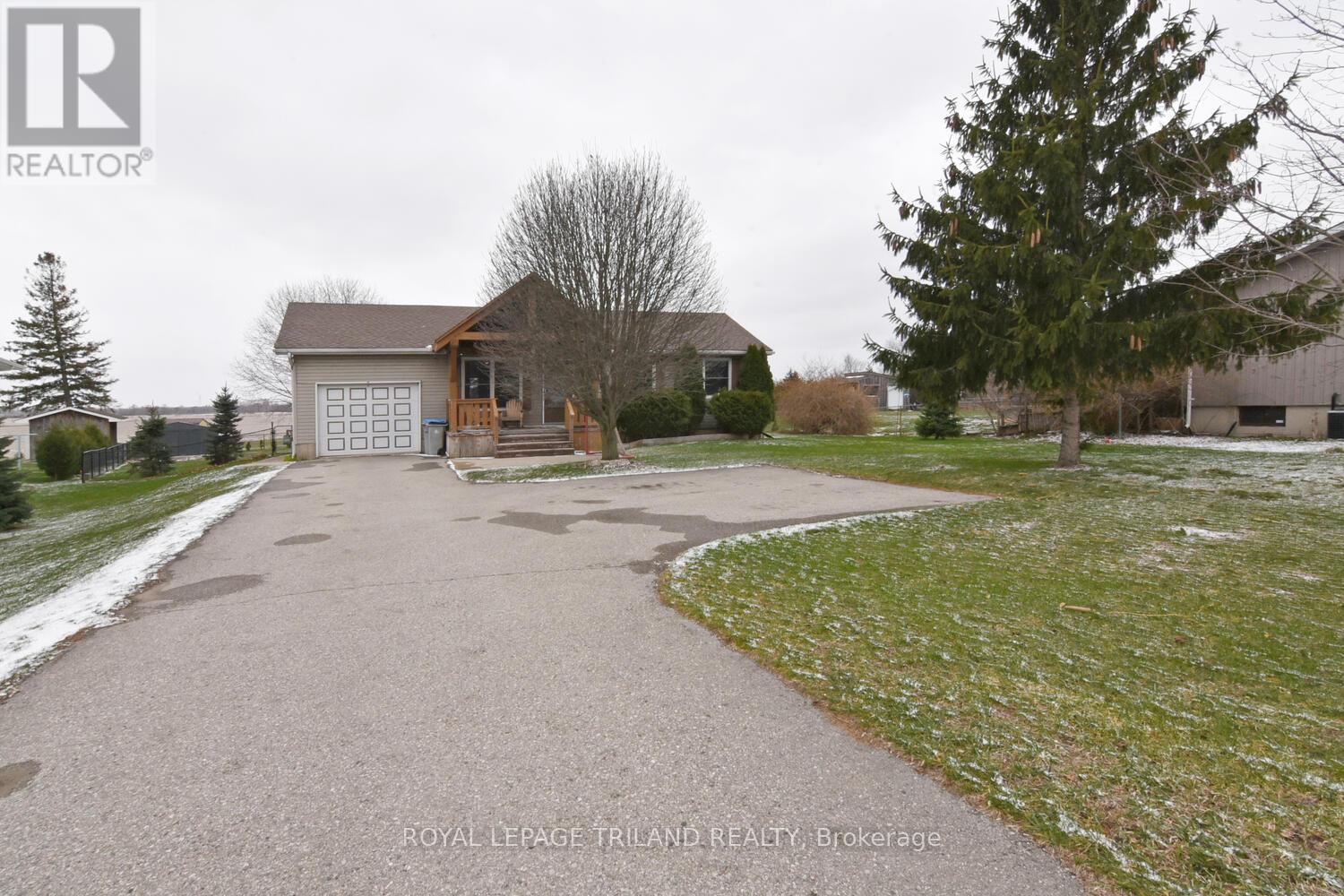 9907 Eric Street, Lambton Shores, Ontario  N0M 2N0 - Photo 2 - X12981916