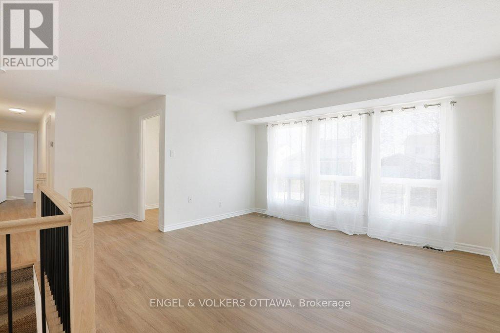 424 Phoenix Crescent, Ottawa, Ontario  K1E 2E5 - Photo 10 - X12981964