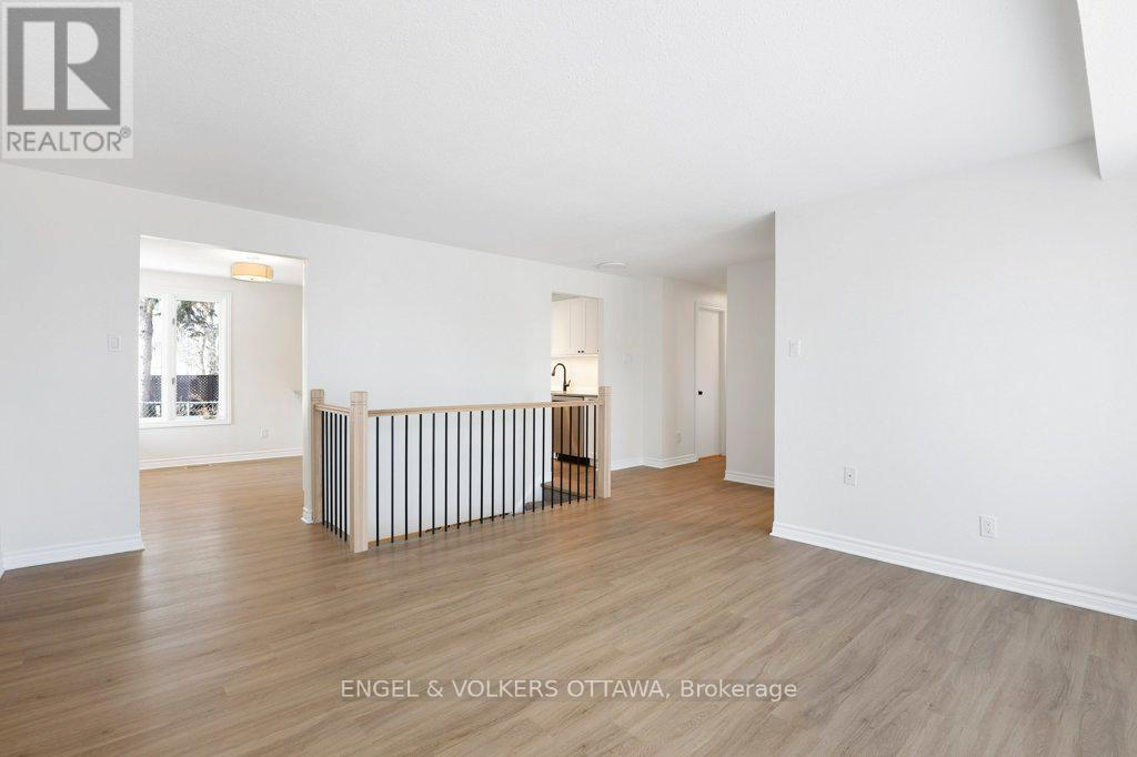 424 Phoenix Crescent, Ottawa, Ontario  K1E 2E5 - Photo 11 - X12981964