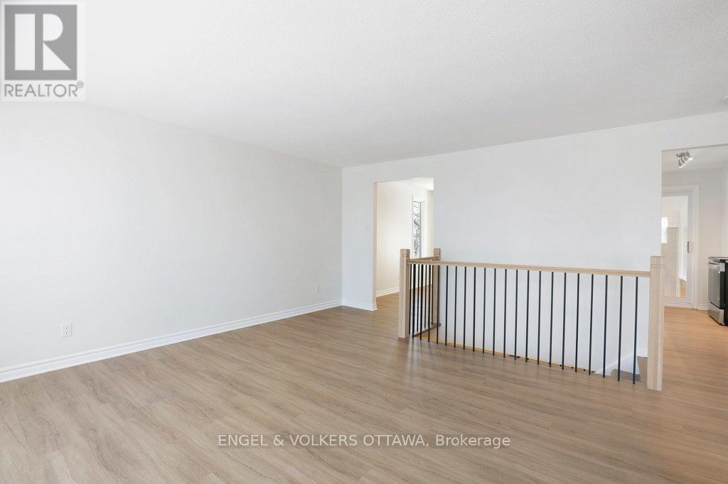 424 Phoenix Crescent, Ottawa, Ontario  K1E 2E5 - Photo 12 - X12981964