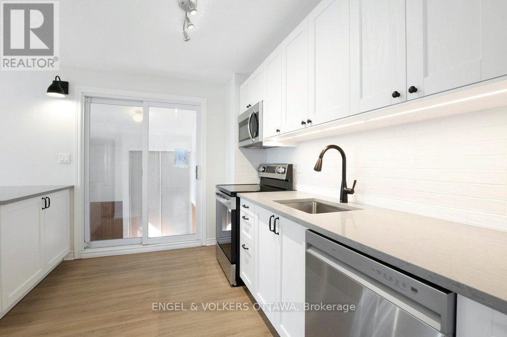 424 Phoenix Crescent, Ottawa, Ontario  K1E 2E5 - Photo 13 - X12981964