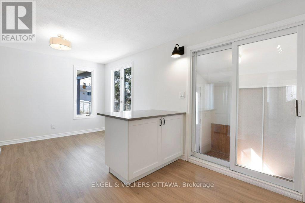 424 Phoenix Crescent, Ottawa, Ontario  K1E 2E5 - Photo 14 - X12981964