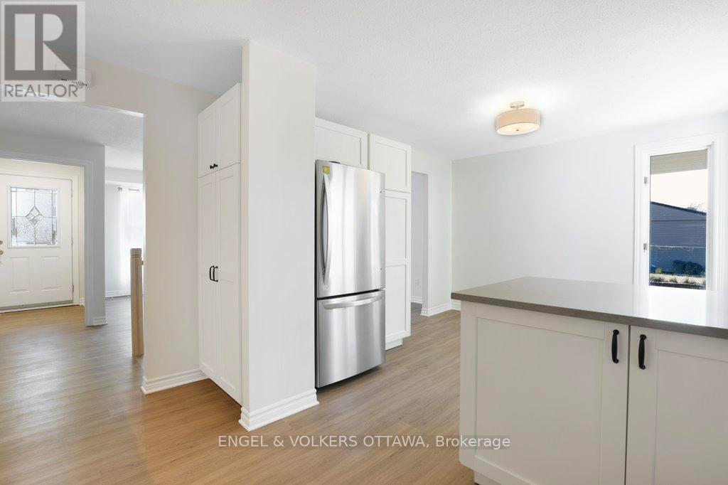 424 Phoenix Crescent, Ottawa, Ontario  K1E 2E5 - Photo 15 - X12981964