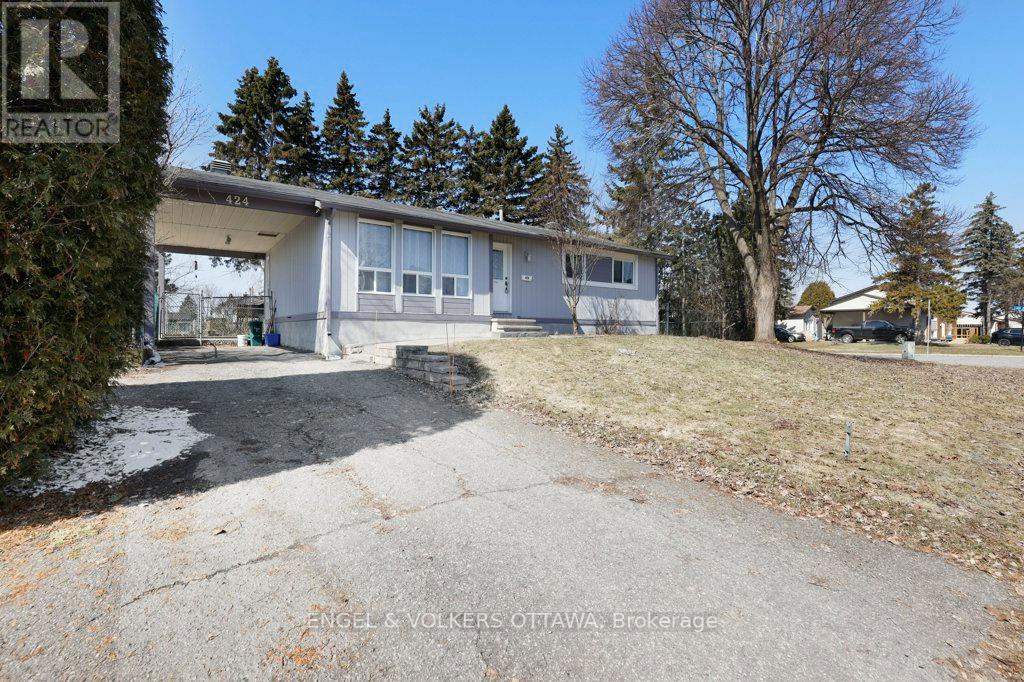 424 Phoenix Crescent, Ottawa, Ontario  K1E 2E5 - Photo 2 - X12981964