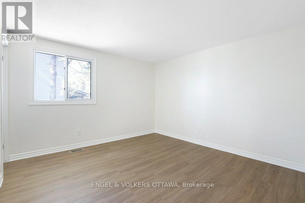 424 Phoenix Crescent, Ottawa, Ontario  K1E 2E5 - Photo 21 - X12981964