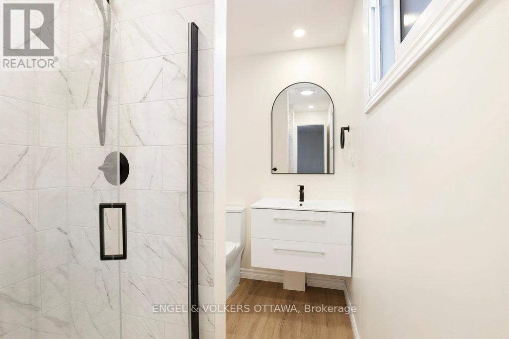 424 Phoenix Crescent, Ottawa, Ontario  K1E 2E5 - Photo 22 - X12981964