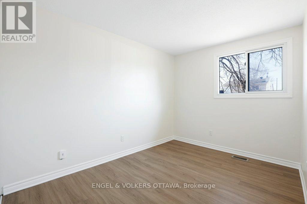 424 Phoenix Crescent, Ottawa, Ontario  K1E 2E5 - Photo 24 - X12981964