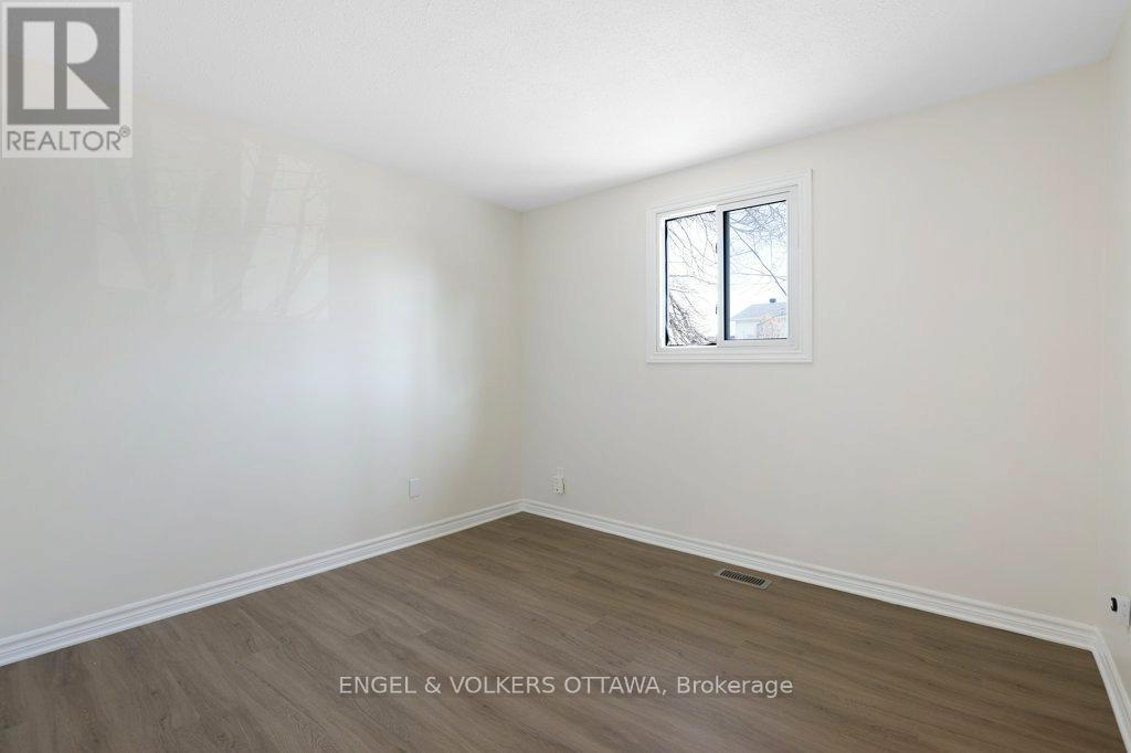 424 Phoenix Crescent, Ottawa, Ontario  K1E 2E5 - Photo 26 - X12981964