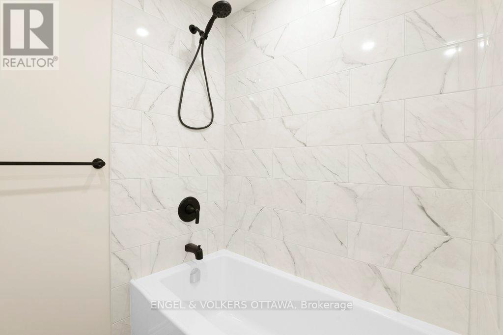 424 Phoenix Crescent, Ottawa, Ontario  K1E 2E5 - Photo 28 - X12981964