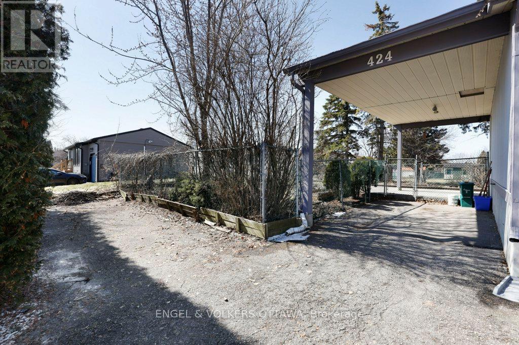 424 Phoenix Crescent, Ottawa, Ontario  K1E 2E5 - Photo 3 - X12981964