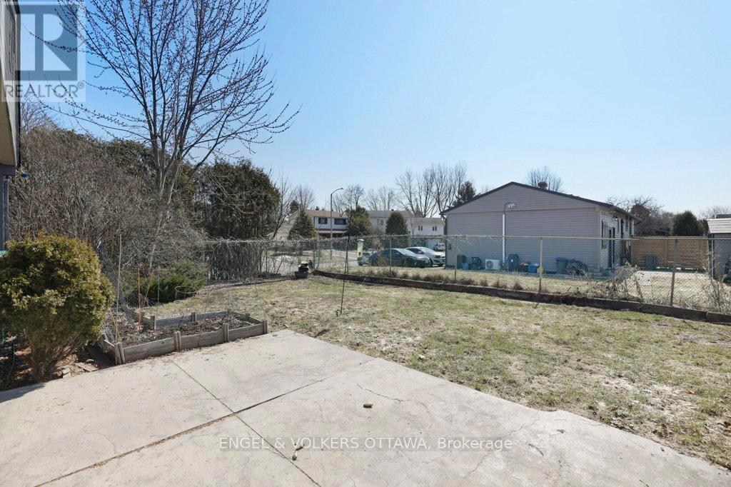 424 Phoenix Crescent, Ottawa, Ontario  K1E 2E5 - Photo 37 - X12981964