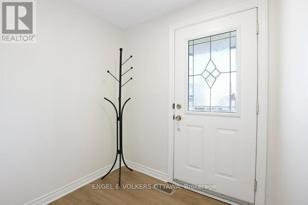 424 Phoenix Crescent, Ottawa, Ontario  K1E 2E5 - Photo 4 - X12981964