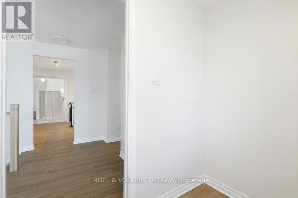 424 Phoenix Crescent, Ottawa, Ontario  K1E 2E5 - Photo 5 - X12981964