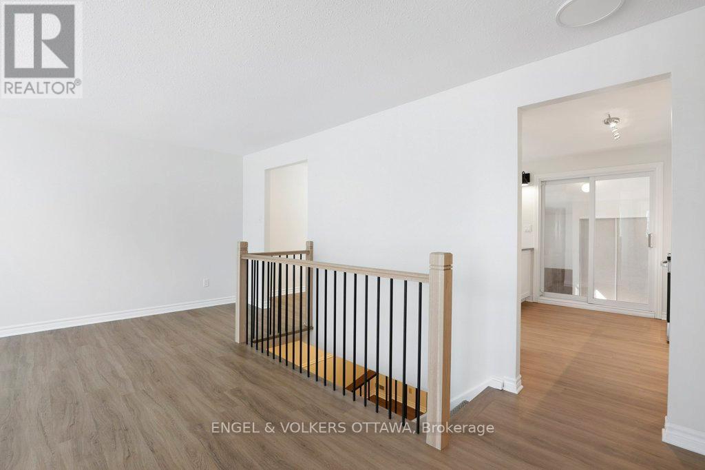 424 Phoenix Crescent, Ottawa, Ontario  K1E 2E5 - Photo 6 - X12981964