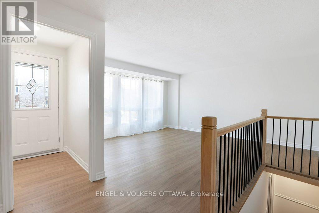 424 Phoenix Crescent, Ottawa, Ontario  K1E 2E5 - Photo 7 - X12981964