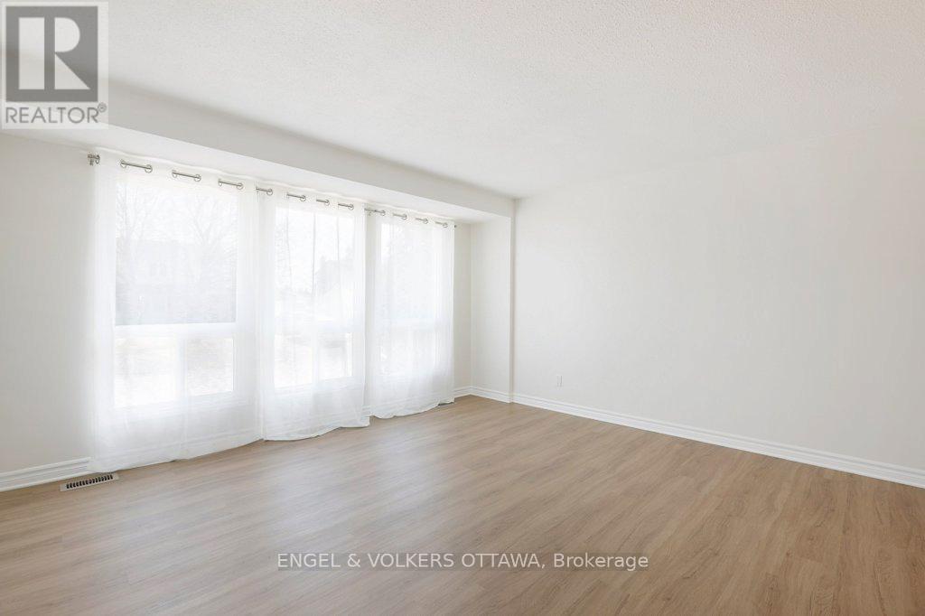424 Phoenix Crescent, Ottawa, Ontario  K1E 2E5 - Photo 9 - X12981964