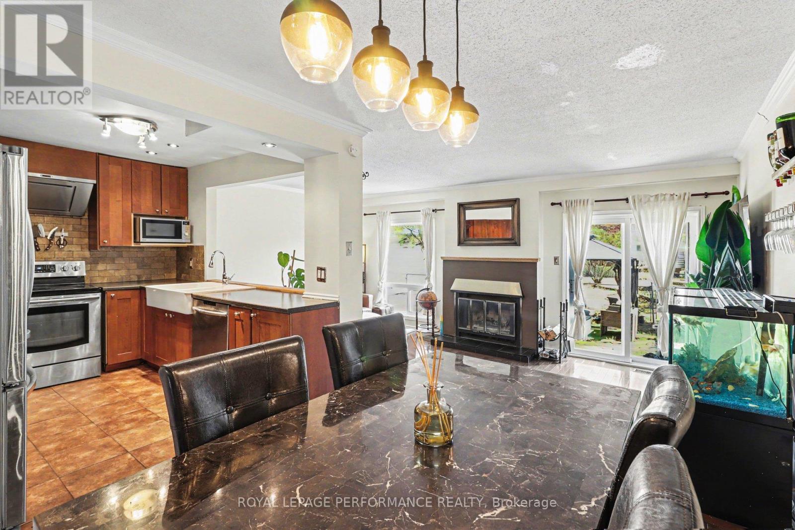 7004 Bilberry Drive, Ottawa, Ontario  K1C 3R6 - Photo 2 - X12982004