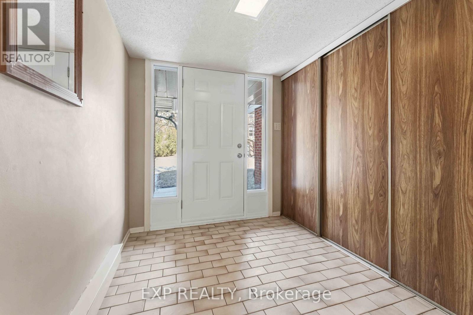 E - 1 Crestlea Crescent, Ottawa, Ontario  K2G 4N1 - Photo 3 - X12982110