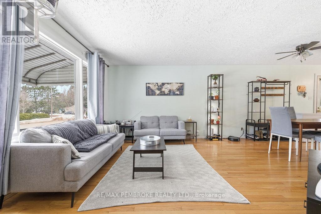 61 Church Street, Laurentian Hills, Ontario  K0J 1J0 - Photo 11 - X12982258