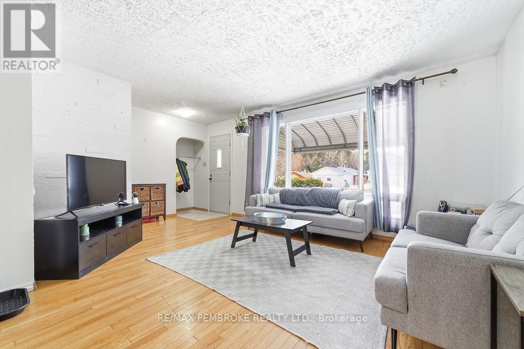 61 Church Street, Laurentian Hills, Ontario  K0J 1J0 - Photo 12 - X12982258