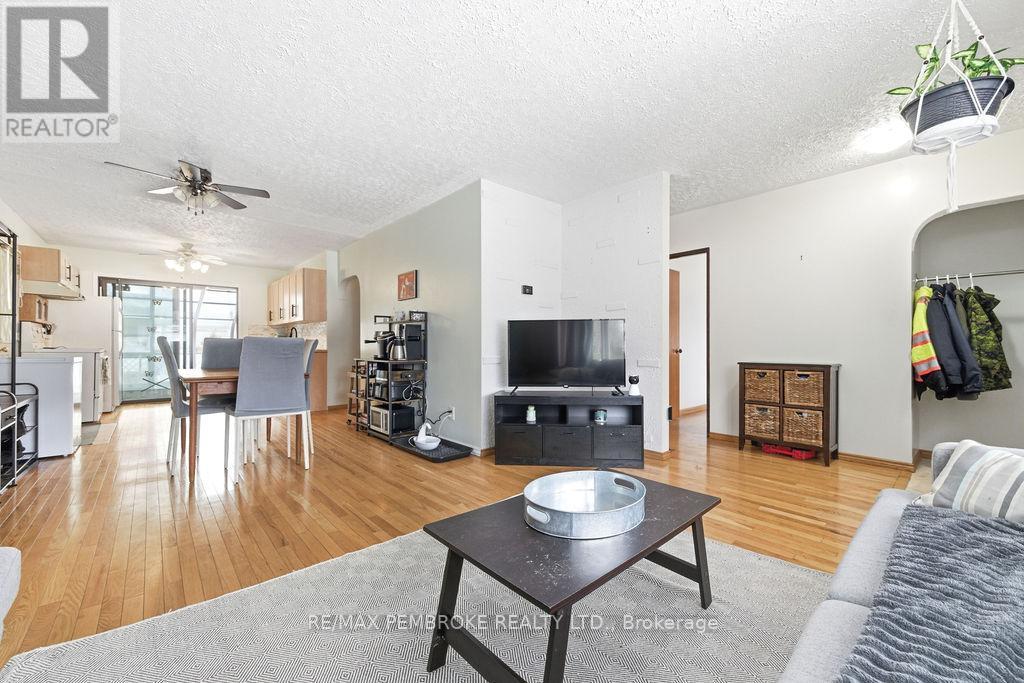 61 Church Street, Laurentian Hills, Ontario  K0J 1J0 - Photo 13 - X12982258