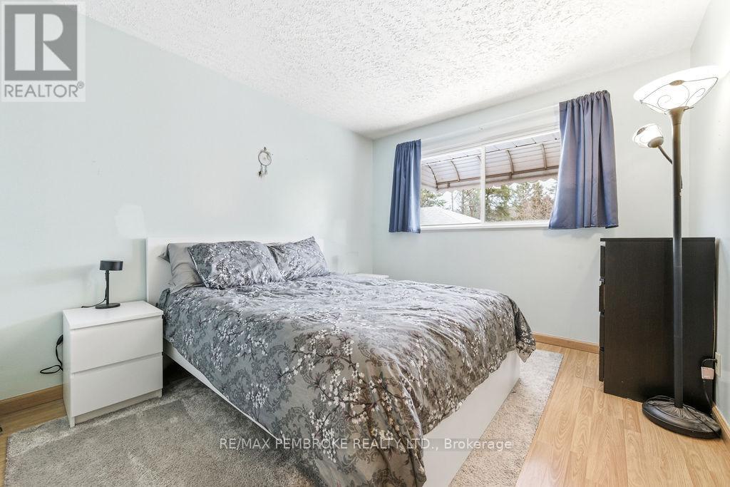 61 Church Street, Laurentian Hills, Ontario  K0J 1J0 - Photo 14 - X12982258