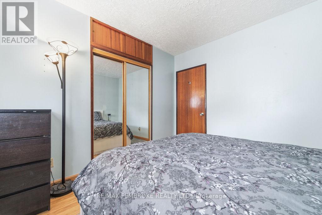 61 Church Street, Laurentian Hills, Ontario  K0J 1J0 - Photo 15 - X12982258