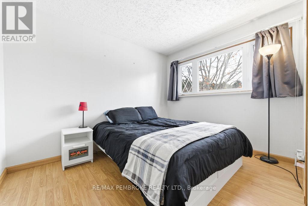 61 Church Street, Laurentian Hills, Ontario  K0J 1J0 - Photo 16 - X12982258