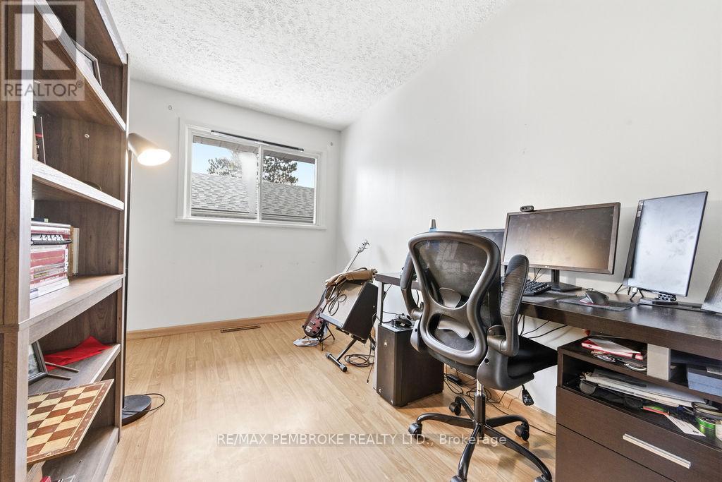 61 Church Street, Laurentian Hills, Ontario  K0J 1J0 - Photo 18 - X12982258